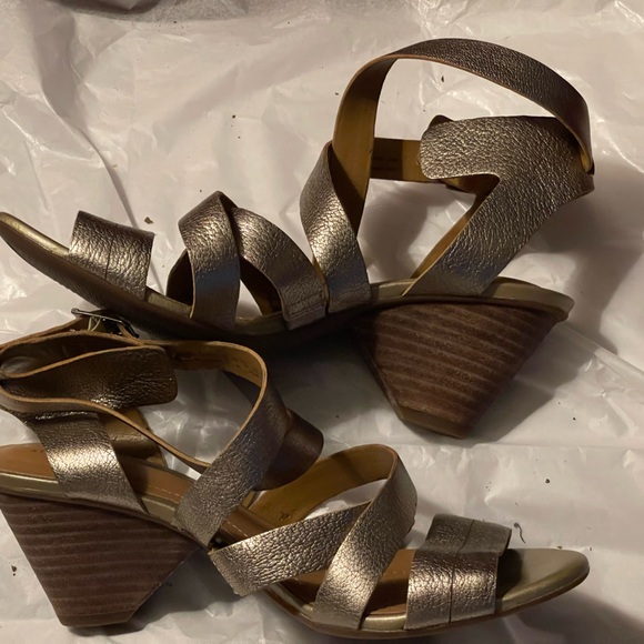 Clark’s size 8 glittery gold sandals, GUC - Picture 3 of 4